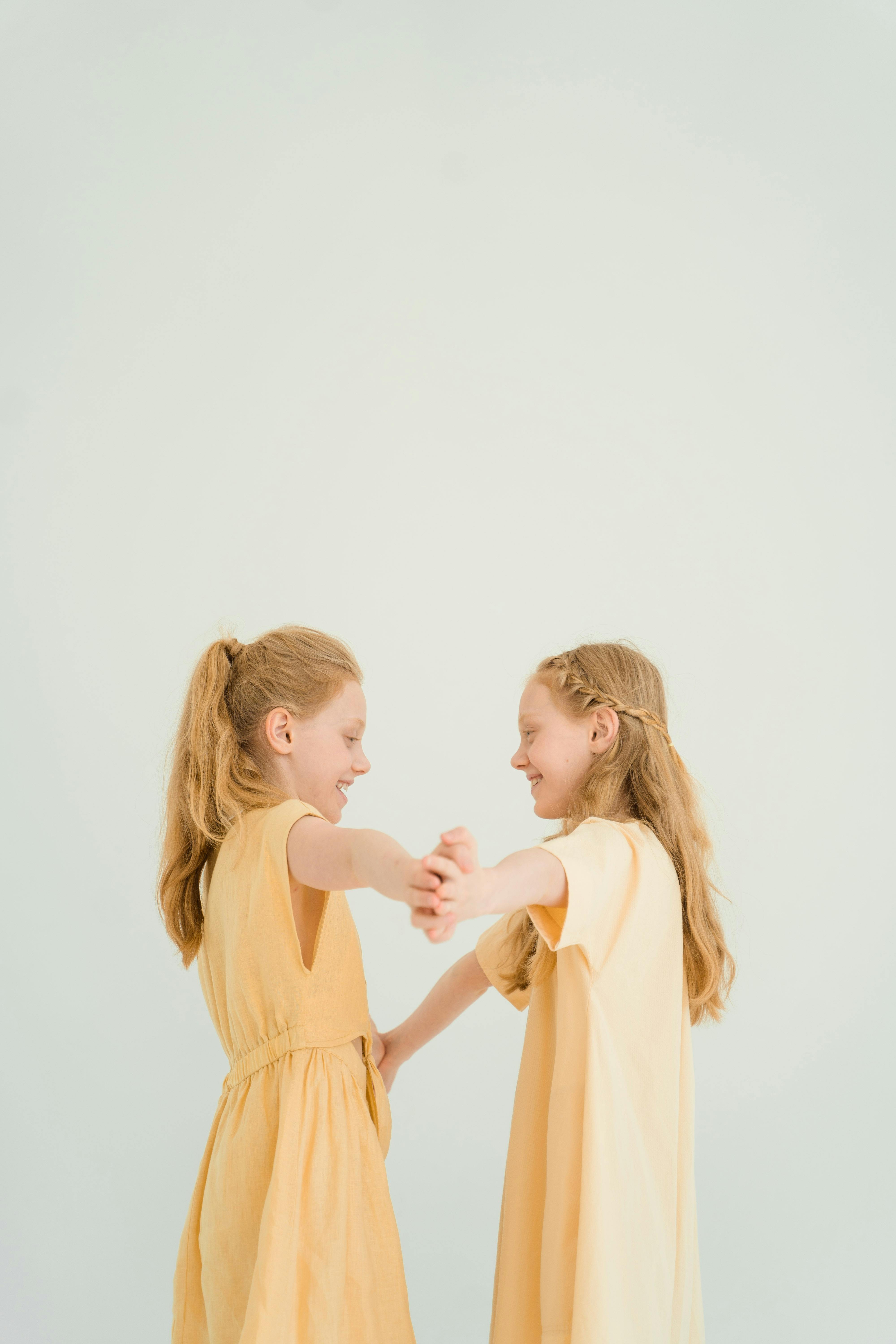 夜间灯光下的温柔氛围摄影